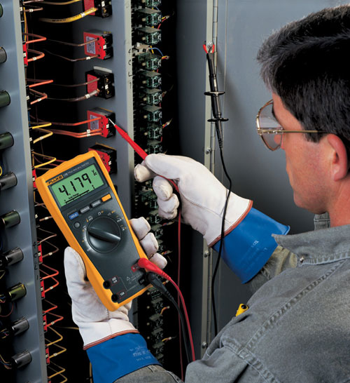 Das TRMS Digitalmultimeter FLUKE 177 bei der Wartung einer Schaltanlage