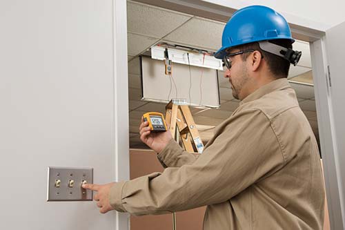 Prüfung der Elektroinstallation mit dem TRMS Multimeter FLUKE 233