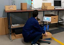 Versandwaage mit Stativ als Bodenwaage