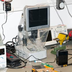 Das Werkstatt-Mikroskop PCE-VM 21 wird mit Staubschutzhlle geliefert