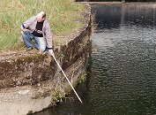 Durchflussmessgerte: Serviceingenieur bei der Durchfhrung einer Messung.