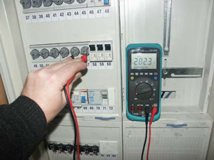 Eine von vielen Messmglichkeiten vom Multimeter fr Elektro- und Energieanwendungen mit Spannungs,- Strom-, Frequenz-, Widerstands-, Temperatur-, Drehzahl...-Messfunktionen sehen Sie hier. Auerdem bietet dieses Messgert auch einen integrierten Speicher / Datenlogger. 