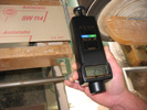 Ein Handtachometer bei der kontaktierenden Drehzahlmessung.