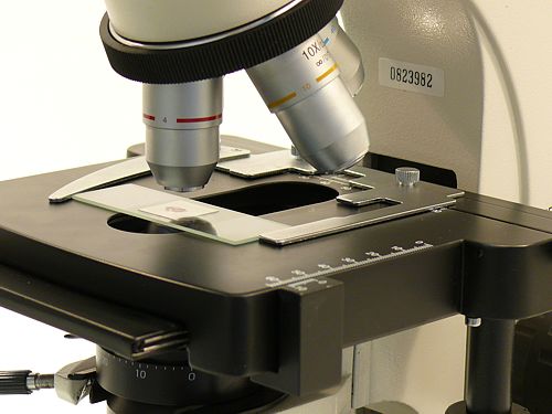Objektivrevolver und Kreuztisch der Mikroskope PCE-TM 2000