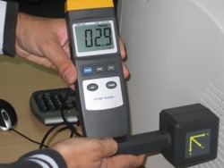Strahlen-Messtechnik: Einsatz des G28 an einem Monitor.