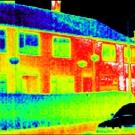 Mit Wärmebildkameras können Sie ideal Kältebrücken an Wohnhäusern detektieren