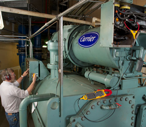 Das Zangenamperemeter FLUKE 381 bei der Überprüfung eines Generators.