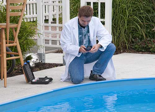 Das Ozon-Messgert bei der berprfung des Ozongehaltes in einem Pool.