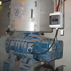Piezo-Vibrationssensor PCE-VB 101 bei der berwachung einer Maschine