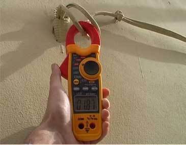 Amperemeter DT- 3341 bei der messung des Stromes in einem Gebäude.
