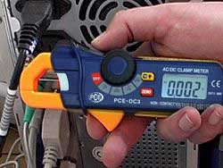 Amperemeter PCE-DC3 bei einer kontaktlosen Messung einer Spannung in einem Kabel.