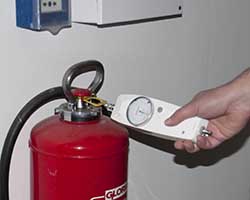 Das analog Kraftmessgerät bei einer Feuerlöscherüberprüfung.