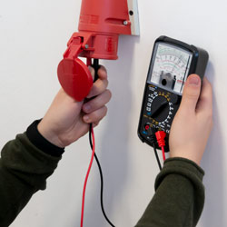 Spannungsmessung mit dem Analogen-Multimeter PCE-AMM 5