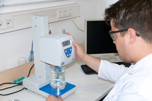 Automatisiertes Krebs-Viskosimeter: Hier bei der praktischen Anwendung