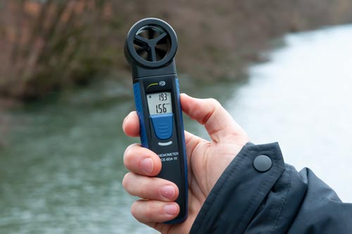 Bluetoothanemometer bei der Anwendung im Auenbereich