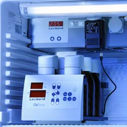 Das BSB-Messgert OxiDirect im Thermostatschrank zur kontinuierlichen Temperierung