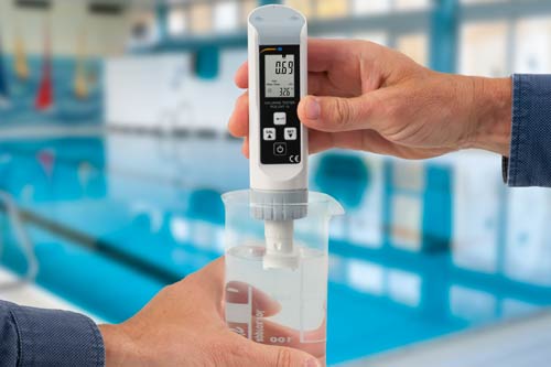 Wasseranalyse mit dem Chlor Messgerät PCE-CHT 10