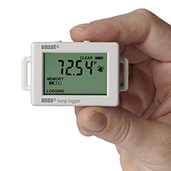 Der Datenlogger HOBO UX100-001 für Temperatur ist besonders klein.