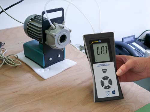 Anwendung des Differendruck-Manometer an einer Vakuumpumpe