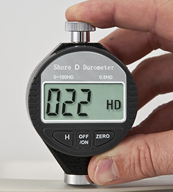 Hier sehen Sie das Digital-Durometer PCE-DD D bei einer Anwendung