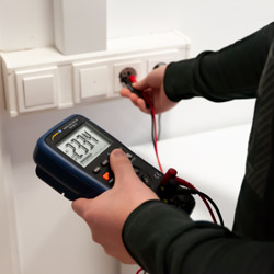 Messung mit dem Digitalmultimeter PCE-DM 15