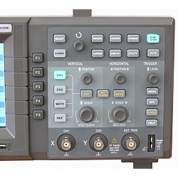 Das bersichtliche Bedienfeld des Digitaloszilloskops PCE-UT 2082C
