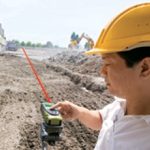 Entfernungsmessgert im Einsatz bei der Turmvermessung