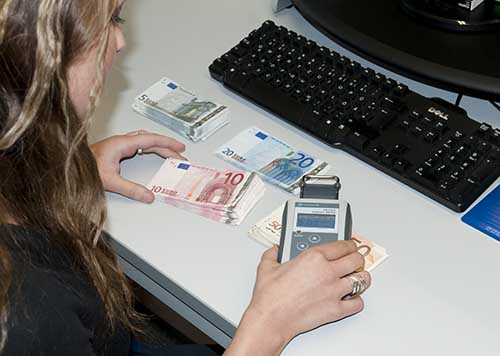 Das Dosimeter bei der Überprüfung von Banknoten
