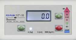 Das LCD-Display der Personenwaage mit den 3 Tasten zur Bedienung der Waage