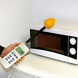 Das Feldstärkenmessgerät kann auch bei Mikrowellen benutzt werden