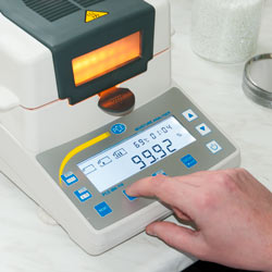 Die Feuchtebestimmerwaage PCE-MA 110 besitzt ein großes LC-Display.
