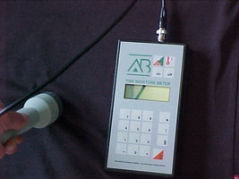 Textilfeuchte - Messgerät FMD 6 bei der Messung