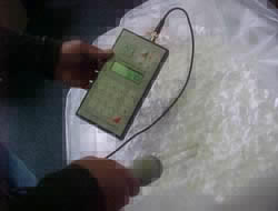 Zertifiziertes Granulatfeuchte - Messgerät FMD 6 bei einer Messung