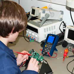 Anwendung des Hand-Oszilloskop-Multimeter PCE-OC 2