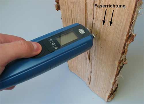 Holzscheit-Feuchtemesser Hydromette BL Compact S bei der Anwendung