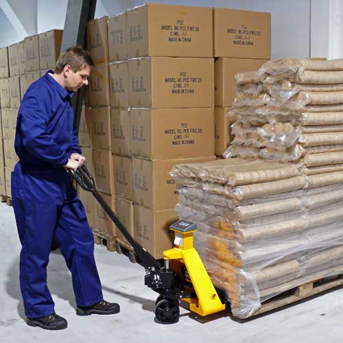 Anwendungsbeispiel der Hubwagen-Waage in der Logistik oder Versand.