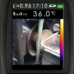 Die Infrarot-Kamera kann entweder Infrarot-, Real- oder Mischbilder darstellen. Dies dient der besseren Wahrnehmung.