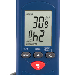 Das Display vom Infrarot-Thermometer ist je nach Messmodus abzulesen.