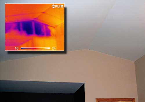 Die IR Kamera Flir B-Serie bei der Untersuchung eines Giebels.