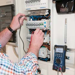 Hier das Isolations-Multimeter bei der praktischen Anwendung.