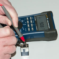 Eine Messung kann nach dem Anschließen der Messspitzen an das Isolations-Multimeter erfolgen.