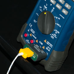 Das Isolations-Multimeter enthält einen Adapter, an den das Thermoelement Typ K angeschlossen werden kann.