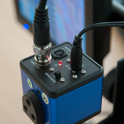 Das Objekt auf dem Objektträger am Kameramikroskop kann durch ein LED beleuchtet werden