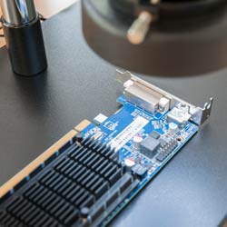 Die LCD-Anzeige von unserem Kameramikroskop bietet gleichzeitig die Möglichkeit Fotos und Videos aufzunehmen