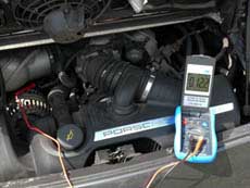 KFZ-Multimeter im Einsatz am Motor