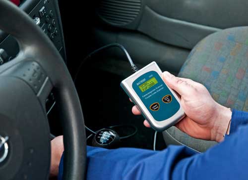 Das OBD Kfz Fehlerdiagnosegerät Mobo Scan im Einsatz.