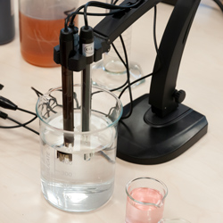 Anwendungsbeispiel mit dem Labor Tisch pH-Meter PCE-BPH 20