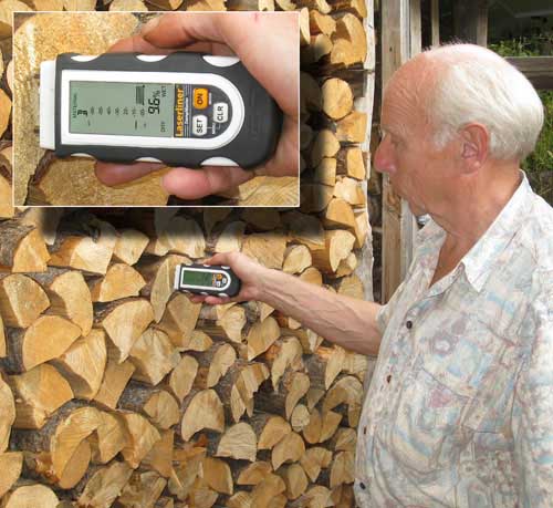 Das Materialfeuchtemessgert DampMaster bei der Feuchtemessung im Kiefernholz