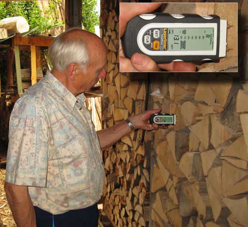 Das Materialfeuchtemessgerät DampMaster bei der Messung in Buchenholz