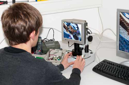 Das mechanische 3D-Mikroskop PCE-IVM 3D bei der Untersuchung eines Laufwerks